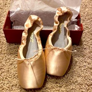 Ballet Pointe shoes size 8 -never been used